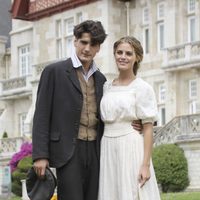 Yon González y Amaia Salamanca en la presentación de la serie 'Gran Hotel'