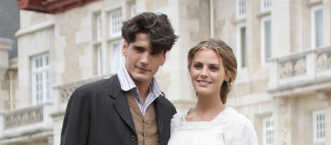 Yon González y Amaia Salamanca en la presentación de la serie 'Gran Hotel'