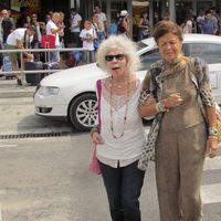 Cayetana de Alba llega a Ibiza con una amiga