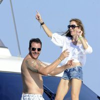 Borja Thyssen y Blanca Cuestan bailan a bordo de un barco en Ibiza