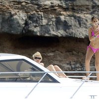 Eugenia Martínez de Irujo y su hija Cayetana de vacaciones en Ibiza