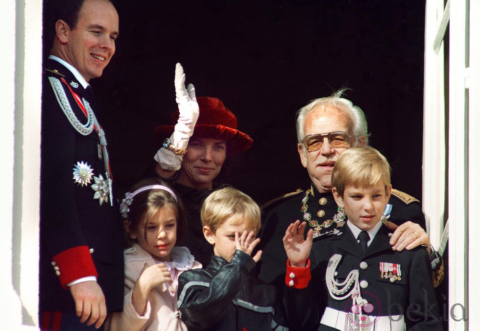 Carlota Casiraghi saluda desde el balcón de Palacio con su familia en 1993