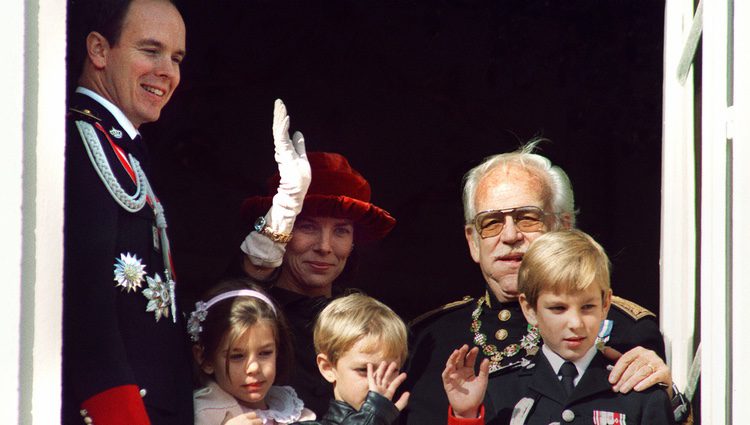 Carlota Casiraghi saluda desde el balcón de Palacio con su familia en 1993