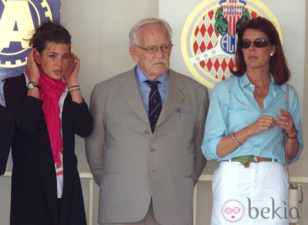 Carlota Casiraghi junto a Rainiero y Carolina de Mónaco en 2000