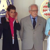 Carlota Casiraghi junto a Rainiero y Carolina de Mónaco en 2000