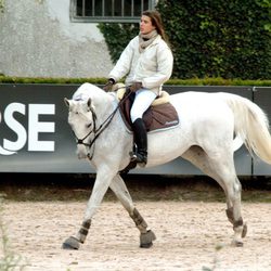 Carlota Casiraghi montando a caballo a los 18 años