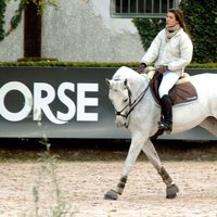 Carlota Casiraghi montando a caballo a los 18 años