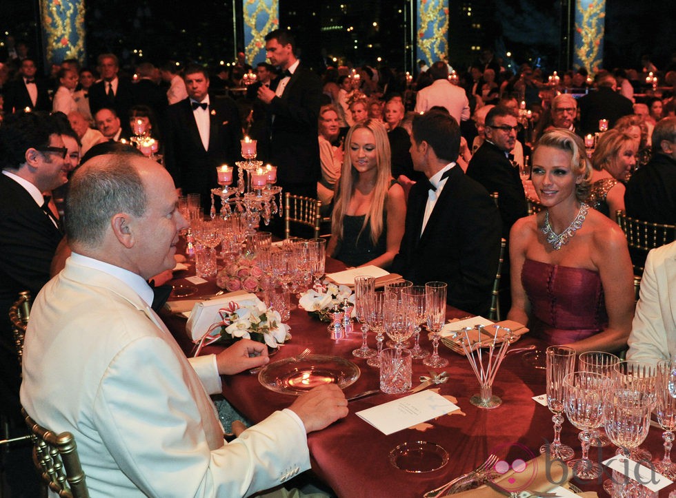 Alberto y Charlene de Mónaco en la cena del Baile de la Cruz Roja 2011