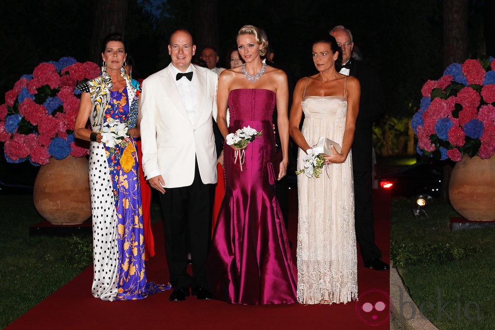 Los hermanos Grimaldi y Charlene de Mónaco en el Baile de la Cruz Roja 2011