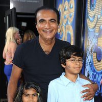 Iqbal Theba con sus dos hijos