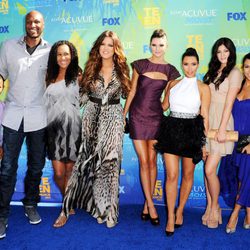 Lamar Jr., Lamar Odom, Destiny, Khloe Kardashian, Kendall Jenner, Kim Kardashian, Kylie Jenner y Kourtney Kardashian en los Teen Choice Awards 2011