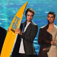 Robert Pattinson y Joe Jonas en la gala de entrega de los Teen Choice Awards 2011