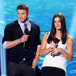 Kellan Lutz y Ashley Greene en la gala de los Teen Choice Awards 2011