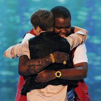 Justin BIeber y Sean Kingston abrazados en los Teen Choice Awards 2011