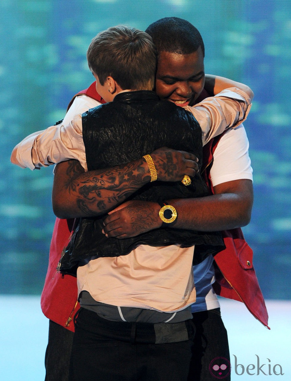 Justin BIeber y Sean Kingston abrazados en los Teen Choice Awards 2011