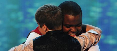 Justin BIeber y Sean Kingston abrazados en los Teen Choice Awards 2011