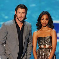 Chris Hemsworth y Zoe Saldaña en los Teen Choice Awards 2011