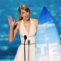 Taylor Swift recoge su premio en los Teen Choice Awards 2011