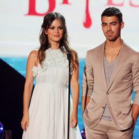 Rachel Bilson y Joe Jonas en los Teen Choice Awards 2011