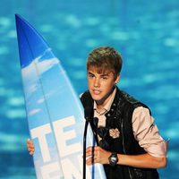 Justin Bieber recoge su premio en los Teen Choice Awards 2011