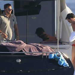 Borja Thyssen y Blanca Cuesta observan el descuido de David Meca en Ibiza