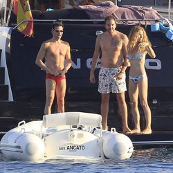 David Meca presume de torso desnudo junto a Borja Thyssen y Blanca Cuesta