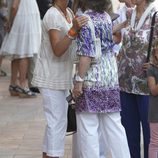 La Infanta Elena besa a la Reina Sofía junto a Irene de Grecia en Mallorca