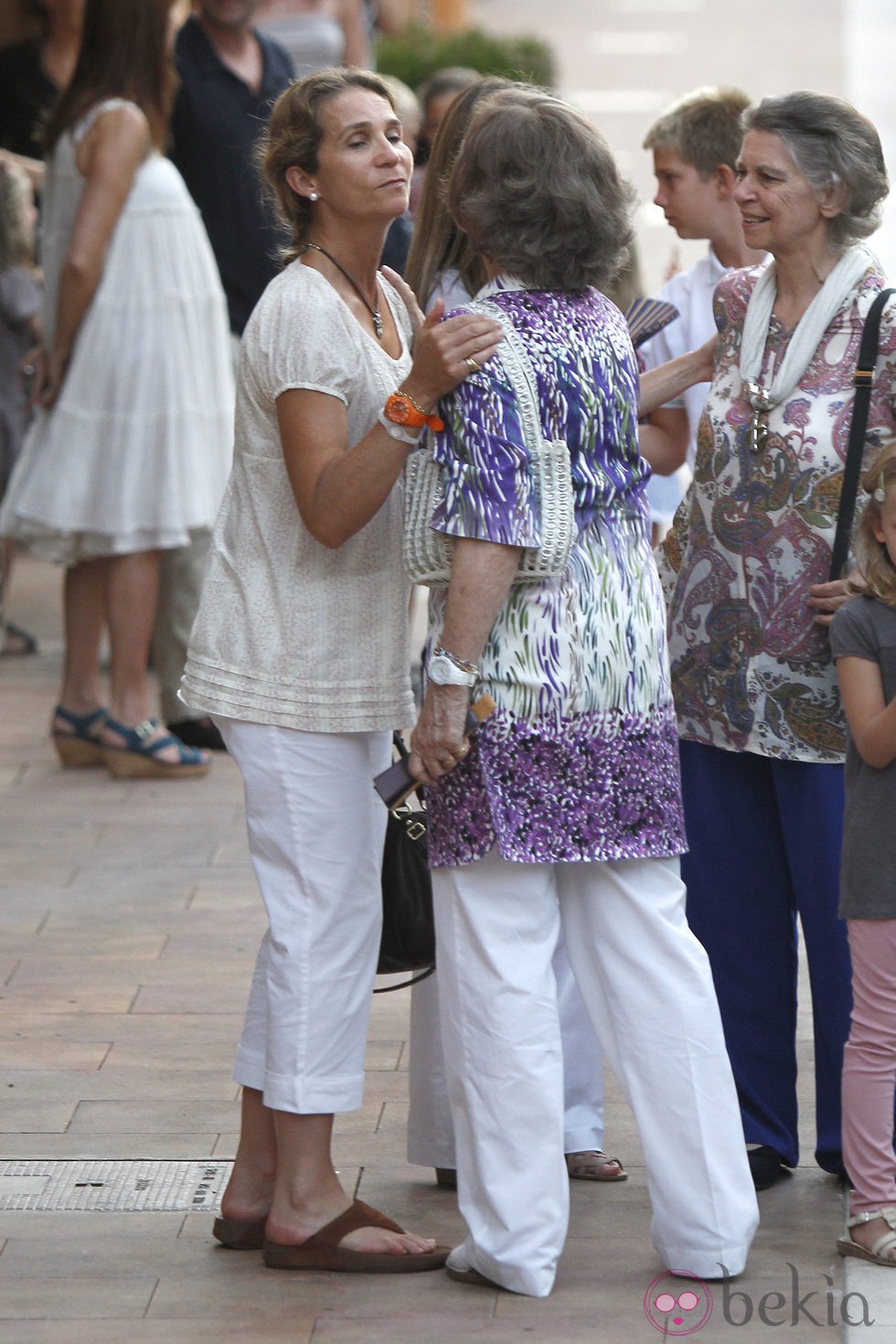 La Infanta Elena besa a la Reina Sofía junto a Irene de Grecia en Mallorca