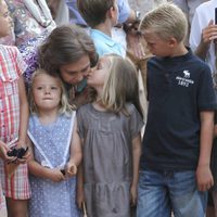 La Infanta Leonor besa a la Reina Sofía en Puerto Portals