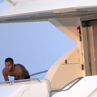 Leo Messi y Dani Alves lucen su cuerpo en Ibiza