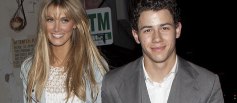 Delta Goodrem y Nick Jonas felices y sonrientes en Los Angeles