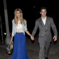 Nick Jonas y Delta Goodrem cogidos de la mano en Los Angeles