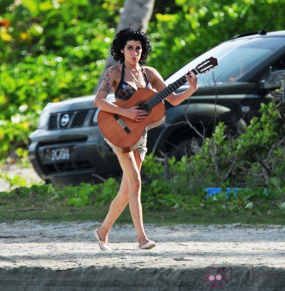 Amy Winehouse pasea con una guitarra en Santa Lucía en 2009