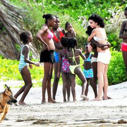 Amy Winehouse con unas niñas en Santa Lucía en 2009