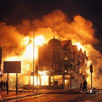 Los bomberos tratan de extinguir un fuego producido por los disturbios de Londres