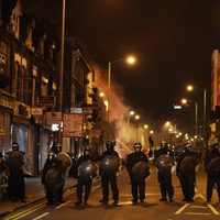 La policía se planta para aplacar los disturbios de Londres