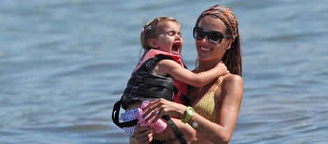 Alessandra Ambrosio y su hija Anja en Hawai