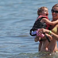 Alessandra Ambrosio y su hija Anja en Hawai