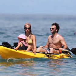 Alessandra Ambrosio disfruta de Hawai con su marido y su hija