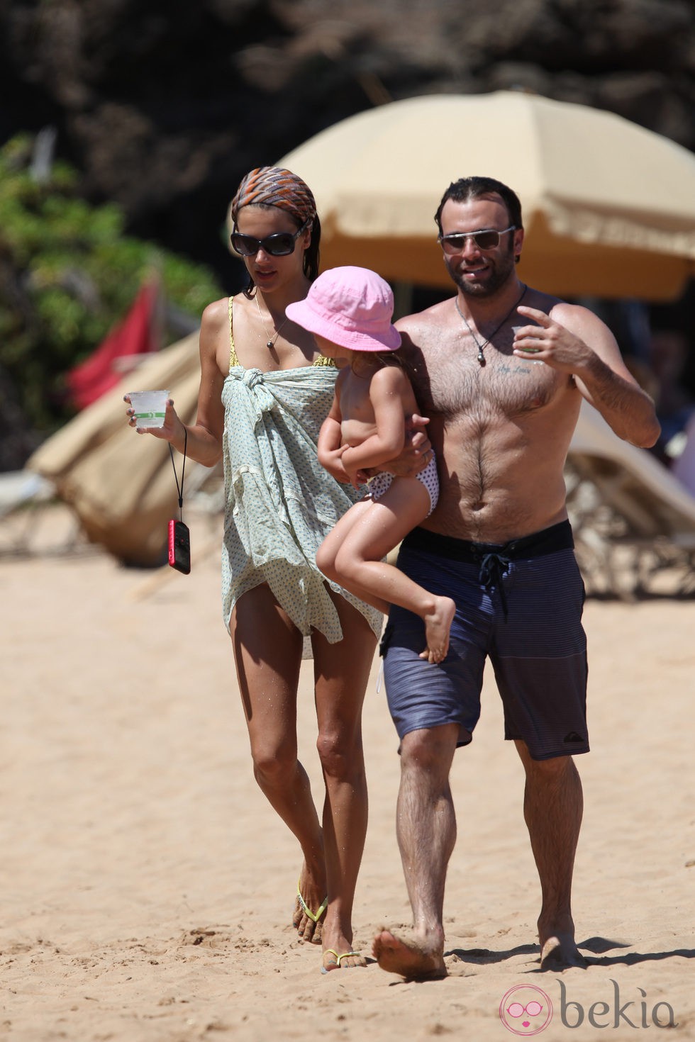 Alessandra Ambrosio presume de marido e hija en Hawai