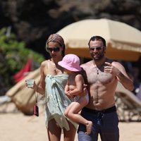 Alessandra Ambrosio presume de marido e hija en Hawai