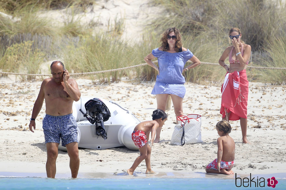 Ana Rosa Quintana, Juan Muñoz y sus hijos en Ibiza