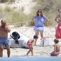 Ana Rosa Quintana, Juan Muñoz y sus hijos en Ibiza