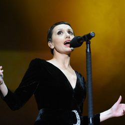 Luz Casal cantando en un concierto