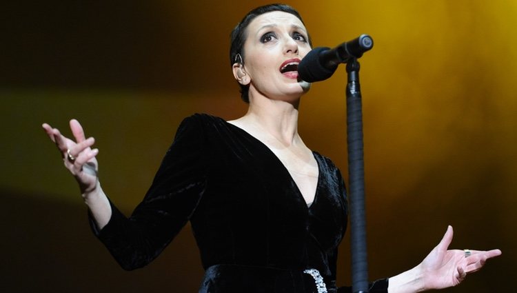 Luz Casal cantando en un concierto