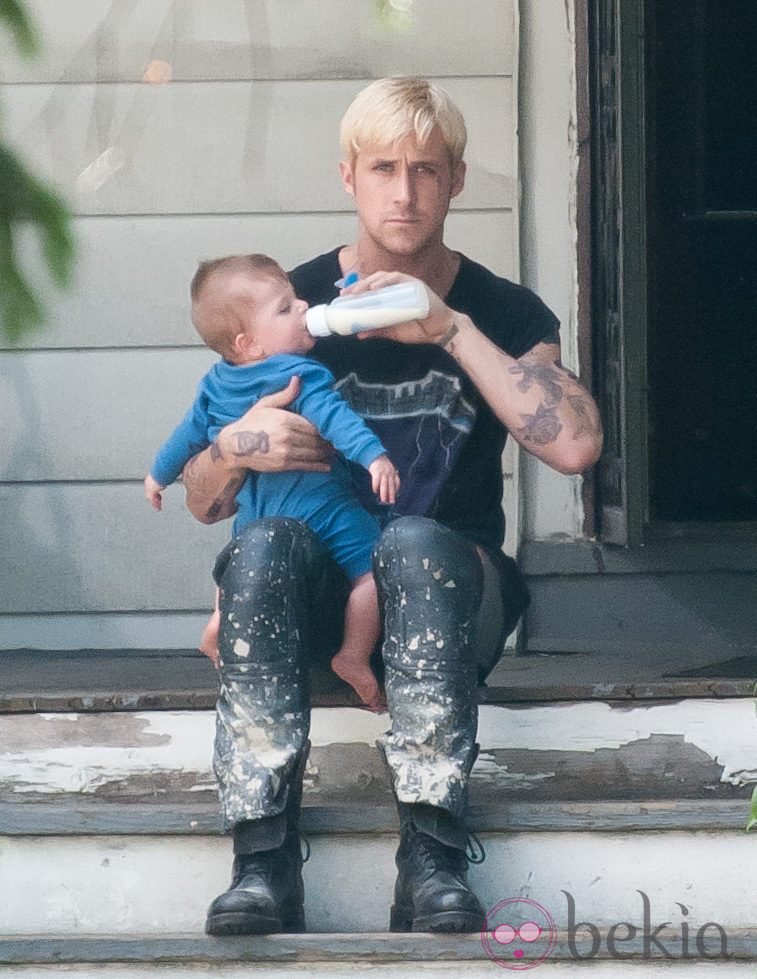 Ryan Gosling da el biberón a un bebé en el rodaje de 'The place beyond the pines'