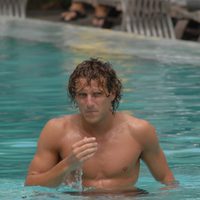 Diego Forlán se refresca en una piscina en Miami