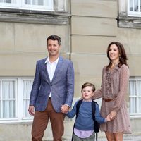 Federico y Mary de Dinamarca con su hijo Christian en su primer día de colegio