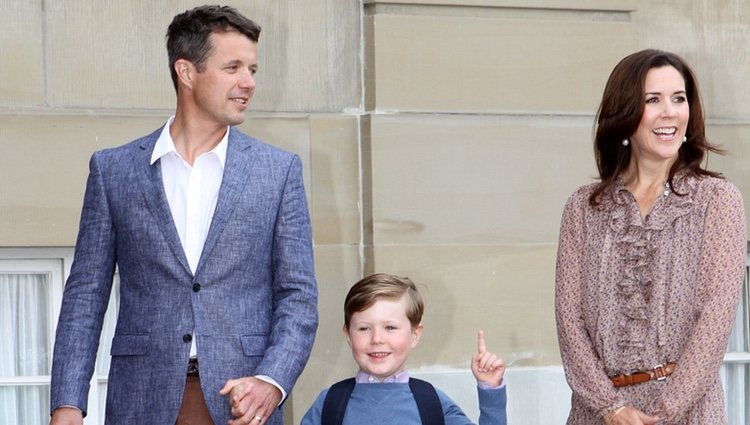 El Príncipe Christian de Dinamarca, feliz junto a Federico y Mary de Dinamarca