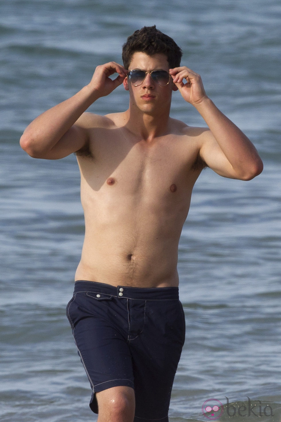 Nick Jonas presume de torso desnudo en la playa